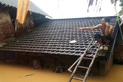 Des milliers de maisons inondées à Ha Tinh et Quang Binh - ảnh 6